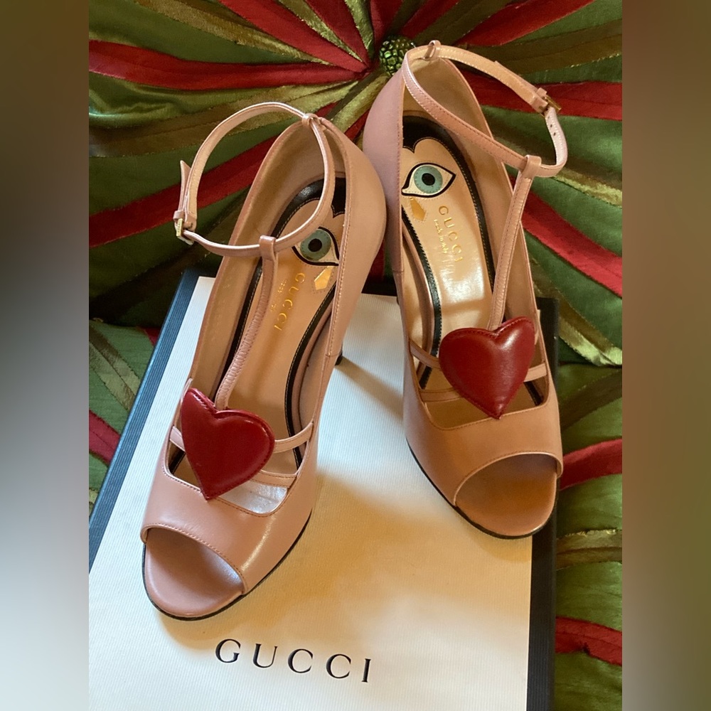 Rare Gucci Heeled shoes sandals T-strap heart Authentic Made in Italy Size 37.5
